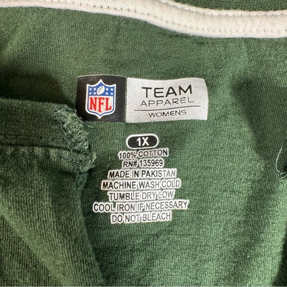Team Apparel Women's T-Shirt Medium 1X NFL Green Bay Packers Football V-Neck - Picture 5 of 8